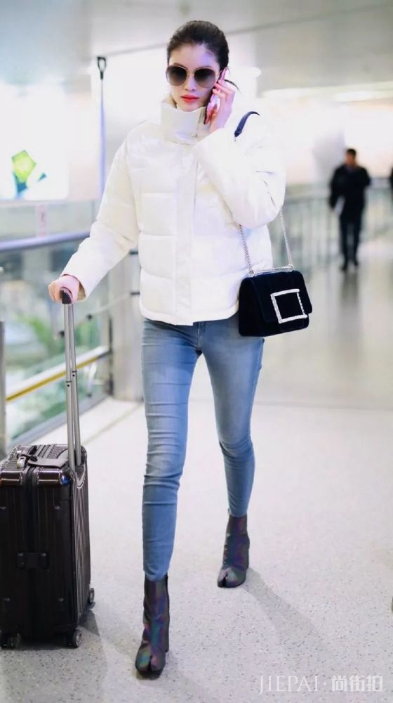 何穗戚薇示范穿羽绒皮草不臃肿