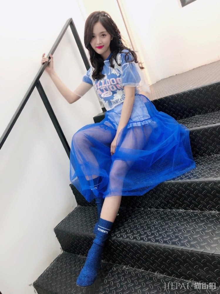 吴宣仪穿灰色卫衣秀大长腿，越来越时尚