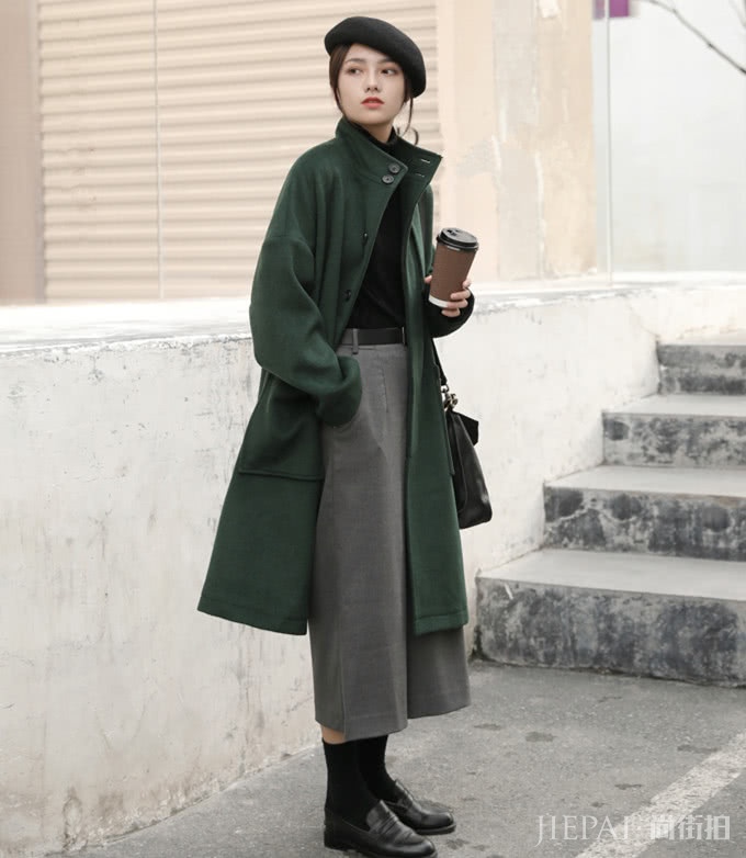 绿色大衣显白,具有青春活力