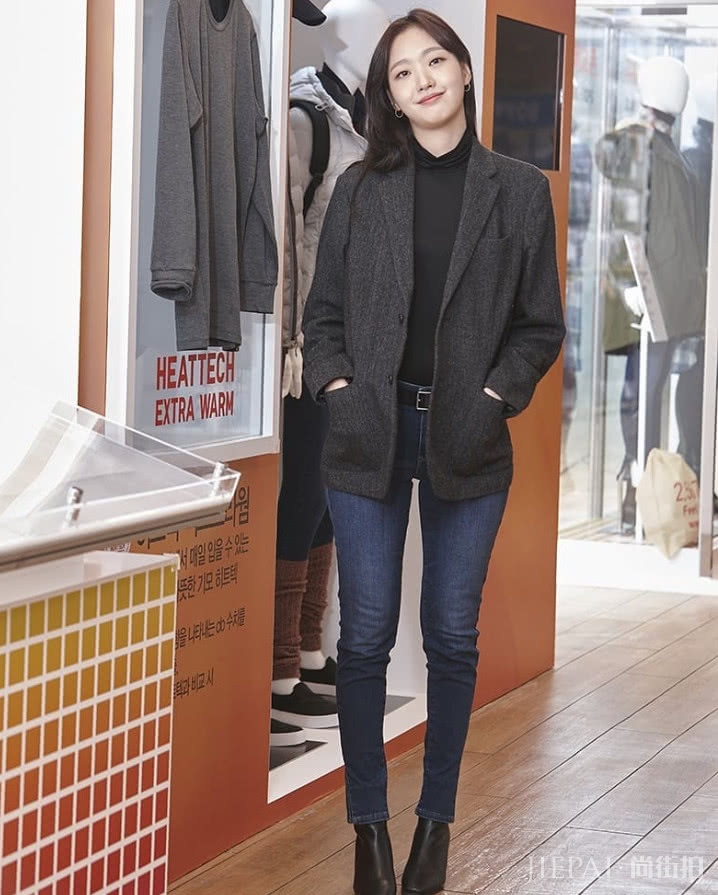 “豆腐裙”下面不能搭黑丝袜,金高银穿出“女服务员腿”,巨俗!