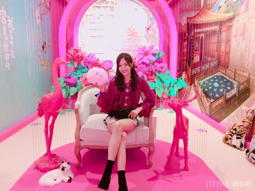 吴宣仪穿灰色卫衣秀大长腿，越来越时尚