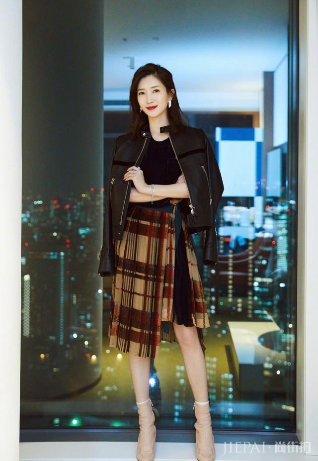江疏影剪短发减龄提气质,搭配黑色皮衣酷感十足,气场开挂