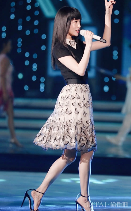 张韶涵驾驭不了“铅笔高跟”,穿后鞋脚分离,看得人揪心!