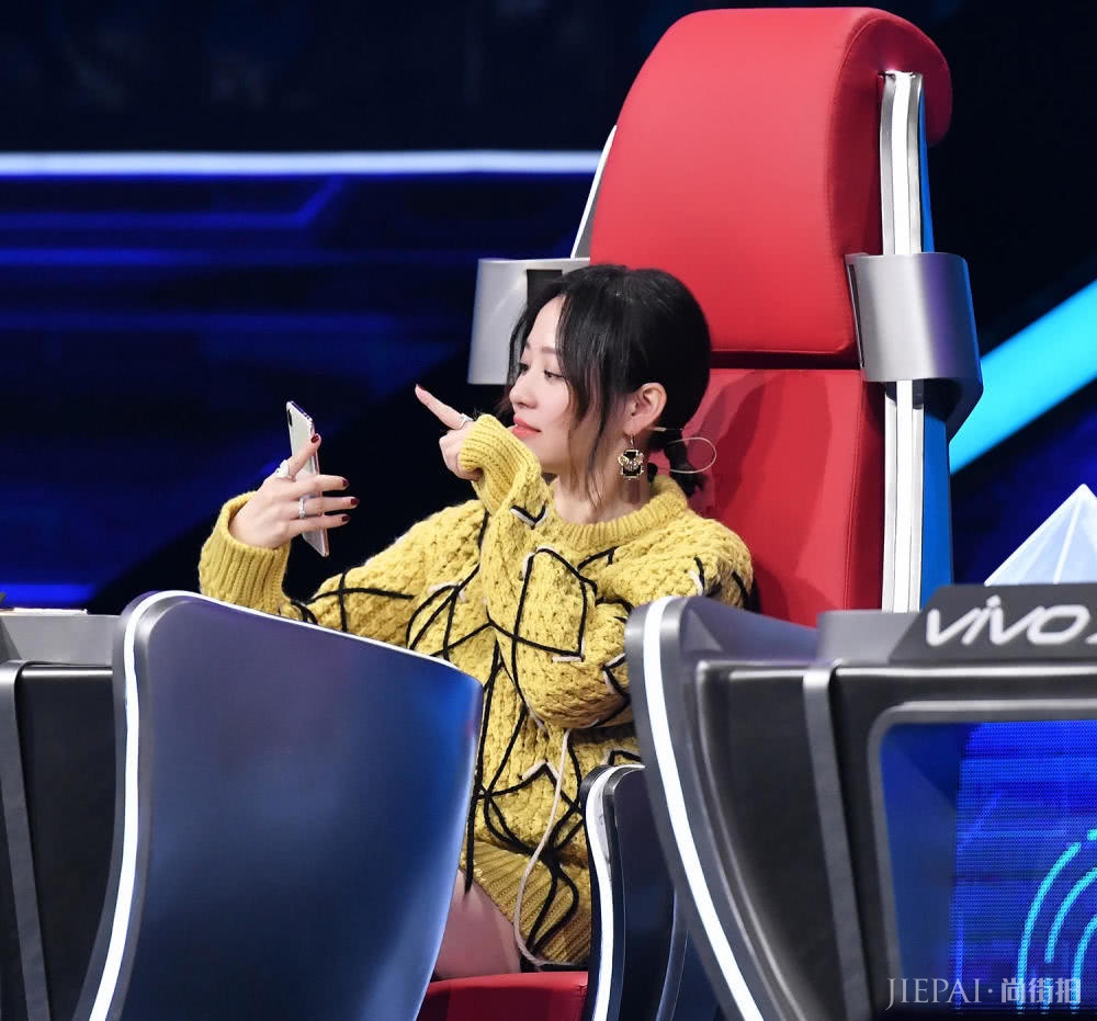 张靓颖参加综艺节目《梦想的声音》,微卷刘海搭配黄色毛衣嫩回少女