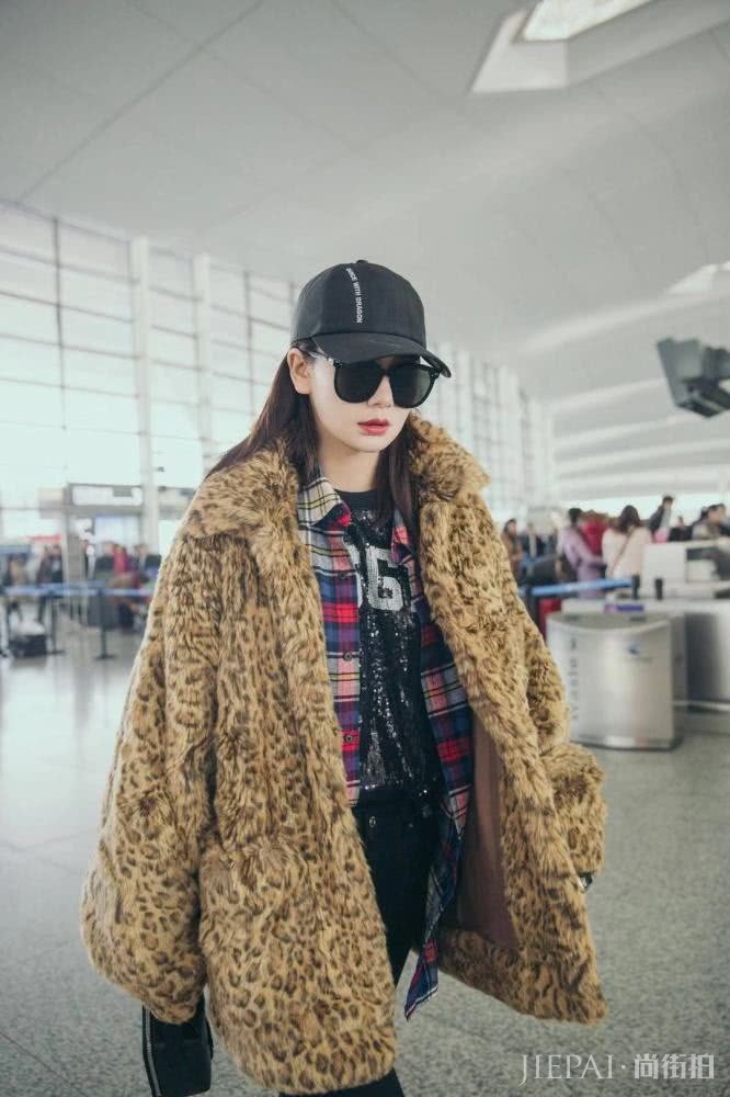 戚薇再次穿上豹纹大衣,气场全开,时髦如开挂!