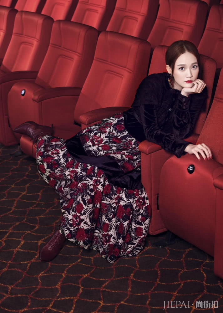 陈乔恩的时尚大片,黑色丝绒上衣搭配碎花长裙