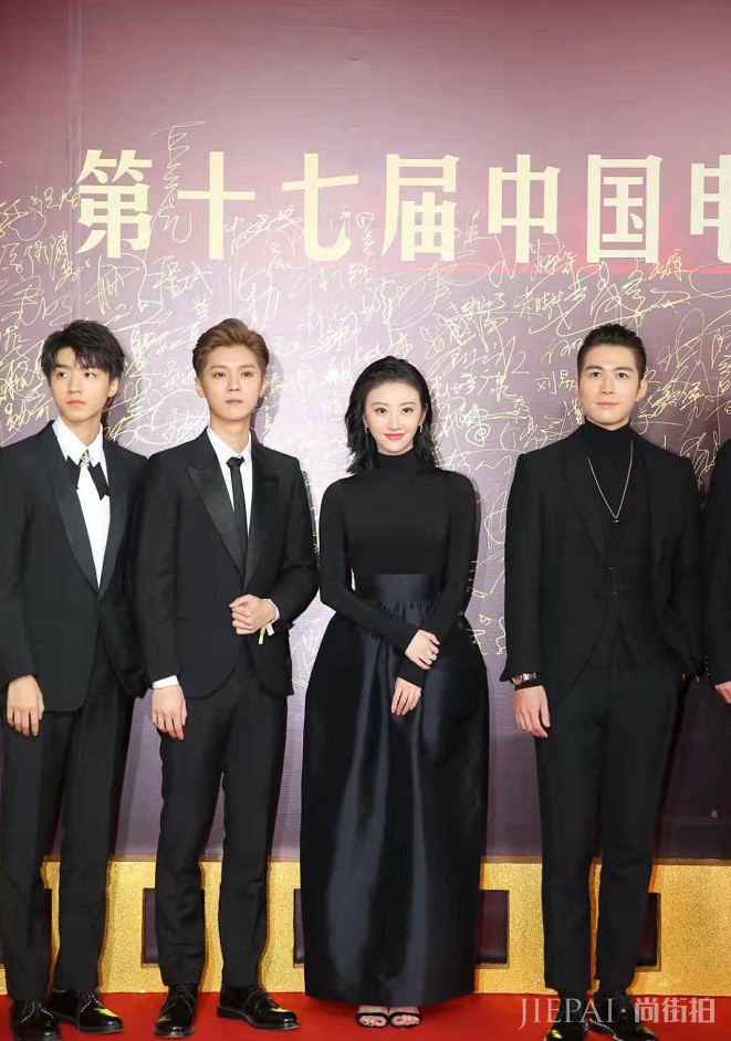 景甜裙摆在舞台上鼓成一个球,一下台就扁了