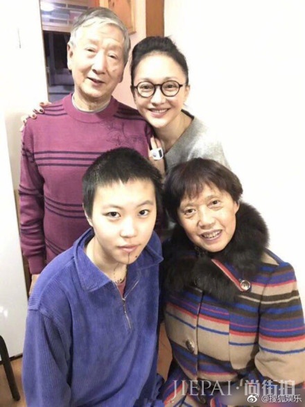 窦靖童周迅一起拍照，网友：一个发型师做的头发