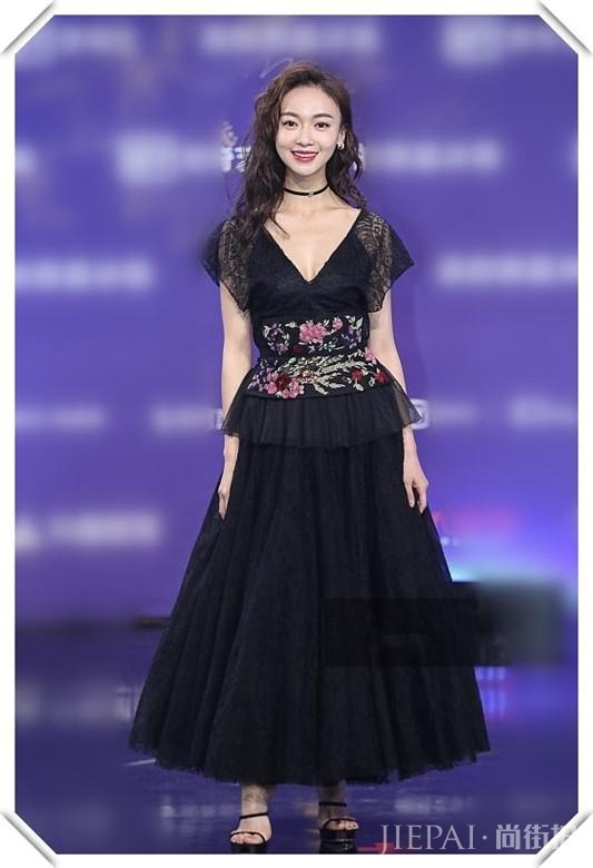 谭松韵娃娃气真别烫卷发，像吴谨言这样烫成大妈就尴尬了！