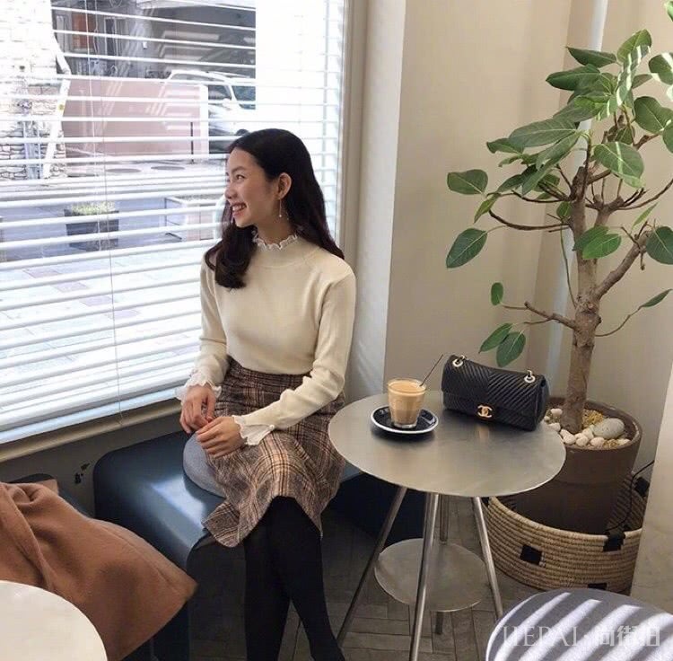 大衣+裙装，搭出冬季优雅俏皮职场气质风格