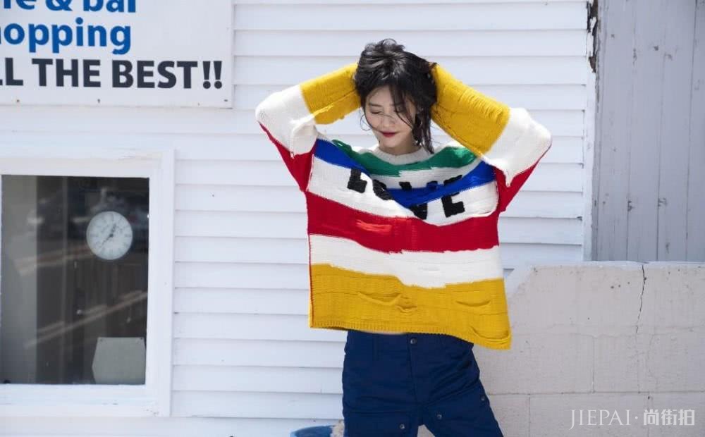 刘雯背2万普拉达凹造型,大衣却成最大亮点!