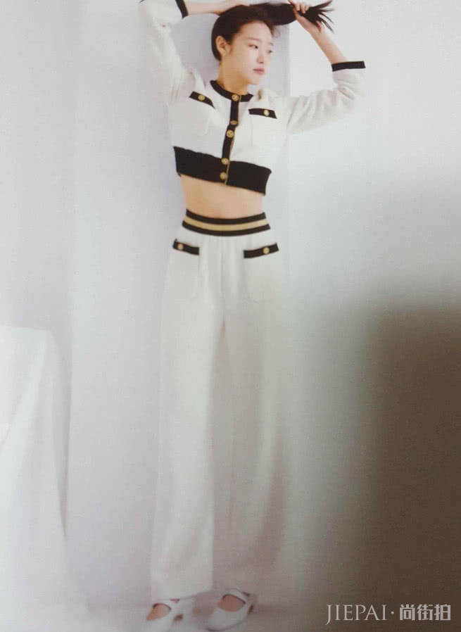 “豆腐裙”下面不能搭黑丝袜,金高银穿出“女服务员腿”,巨俗!