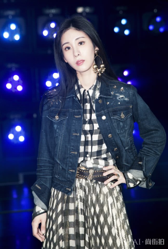 张碧晨的“铁皮鞋”才时尚,瞬间年轻十岁