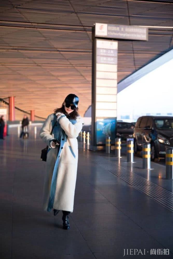 戚薇撞衫张天爱，同款风衣演绎不同季节时髦搭