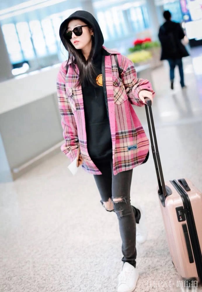蒋梦婕机场街拍撞衫杨幂,穿同一款粉色格纹外套,美得像少女