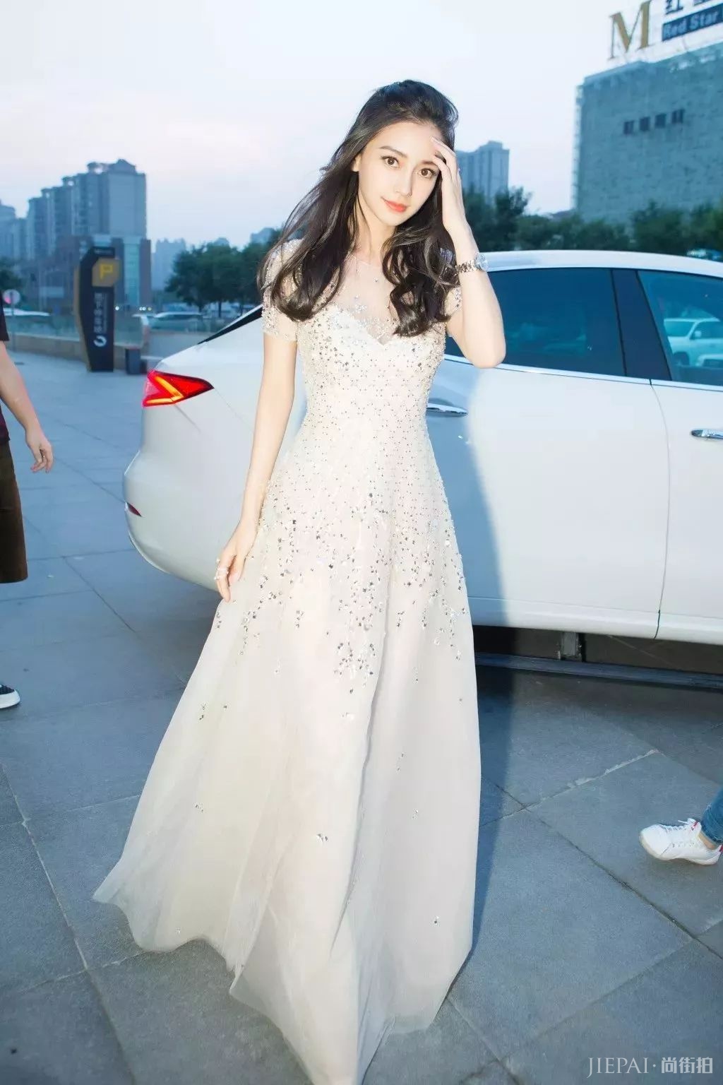 半个娱乐圈都在卷的爆火“仙女烫”发型，谁换谁美