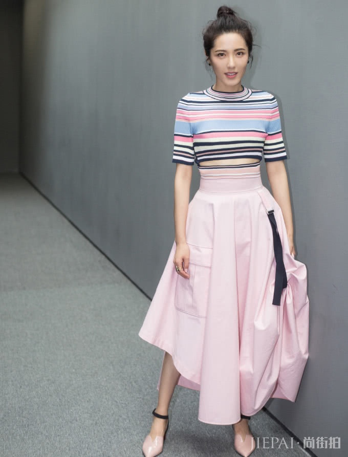 曾黎中间紧成“水杯”,下面却像半开的“雨伞”