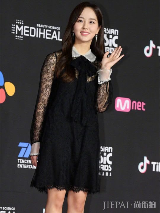 金所泫穿黑色蕾丝裙,造型却搭配的很老气!