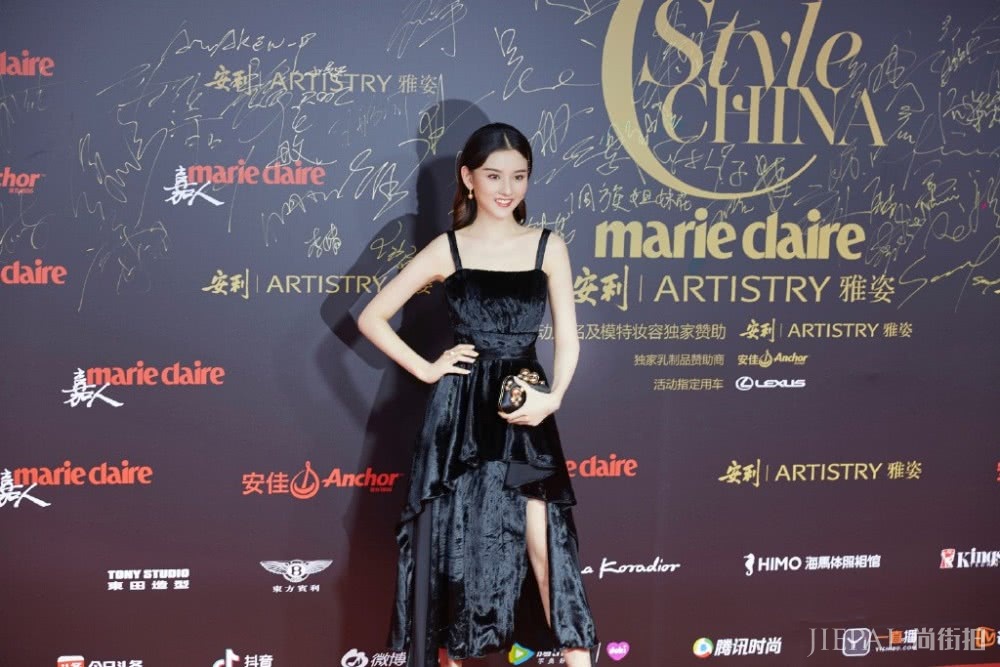 宋祖儿一改风格走起了“贵妇风”，出席活动项链耳环价值超10万