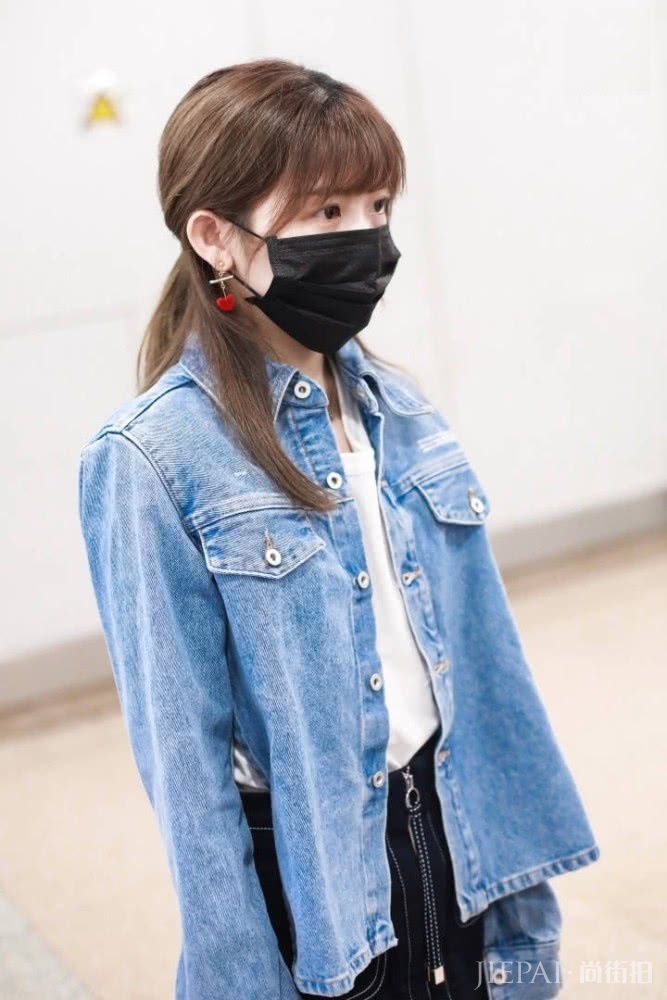 赖美云齐肩短发清新又可爱,显小好多岁!