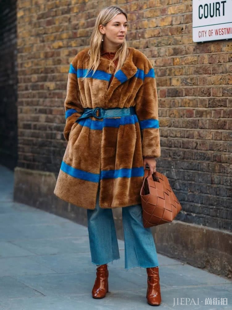 欧美街拍 大衣+牛仔裤+踝靴成冬季王炸组合！