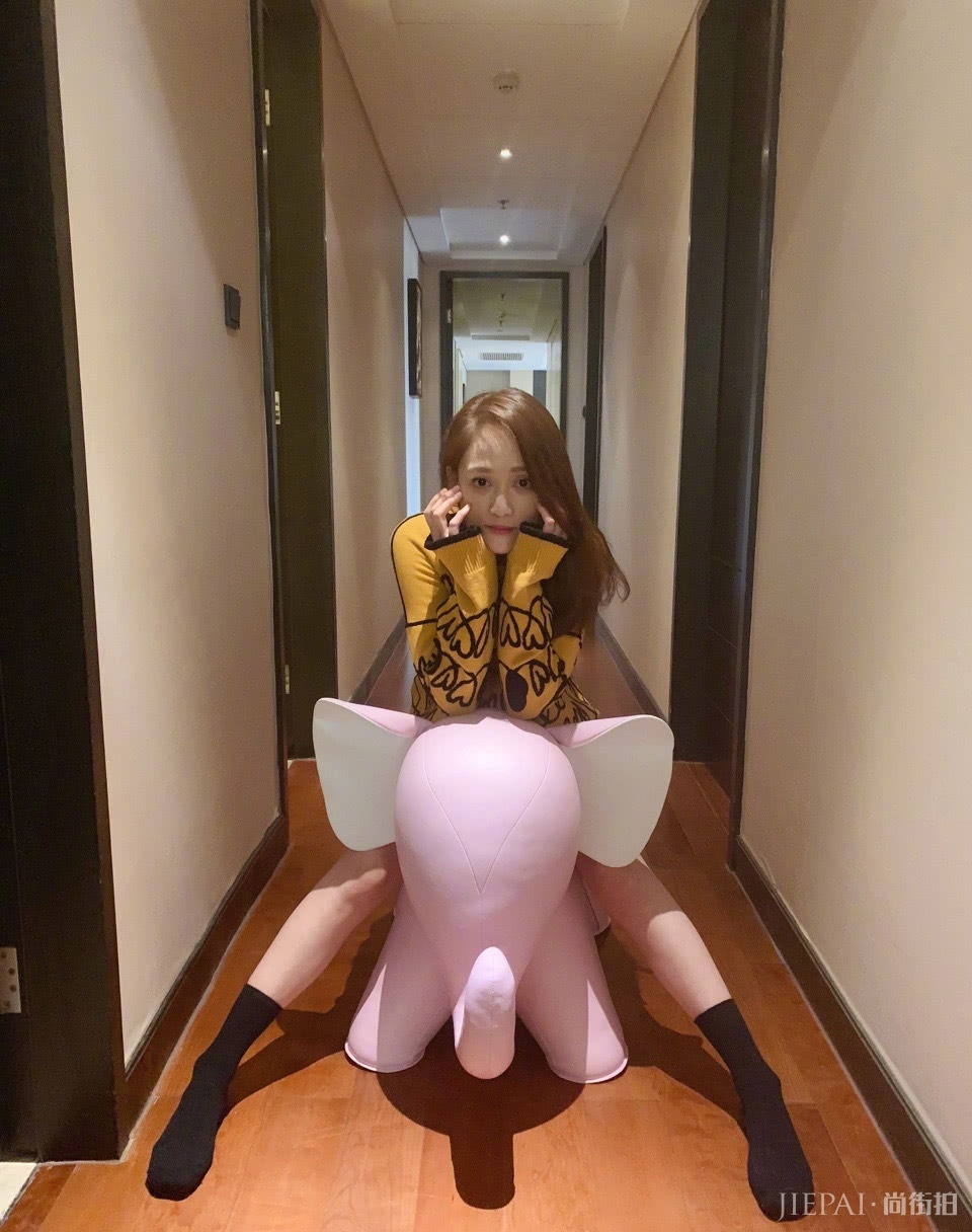 陈乔恩穿蓬蓬裙扮嫩成功，硬是穿出了18岁的模样，真漂亮