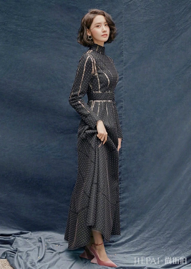 林允儿穿毛呢大衣现身,搭配简单的黑色长裤