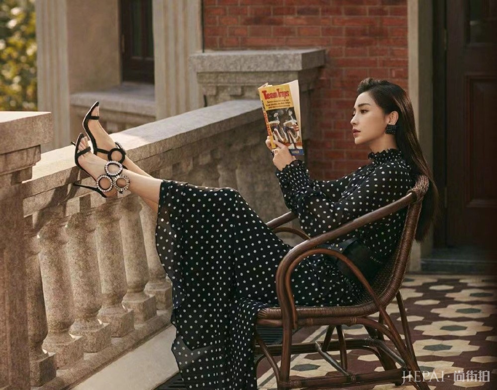 Angelababy登封面造型多变，穿粉裙撞衫唐嫣