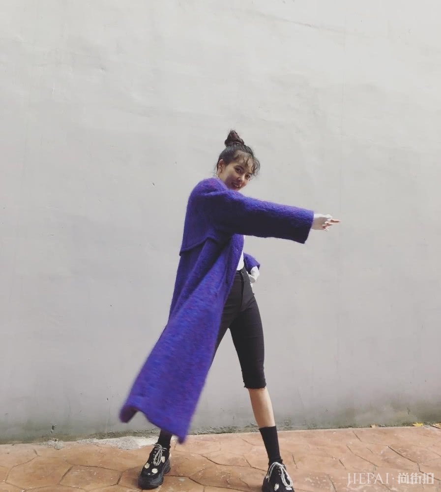 金泫雅大衣里搭配红色短裤，好气质让人惊艳