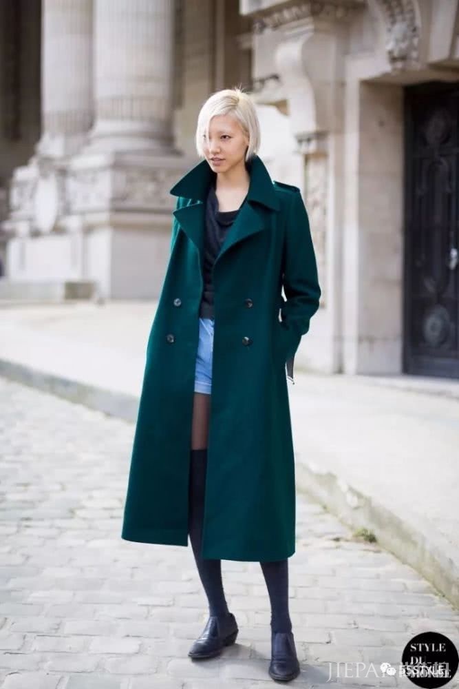 欧美街拍 超显白的绿色衣服彰显时尚高级感