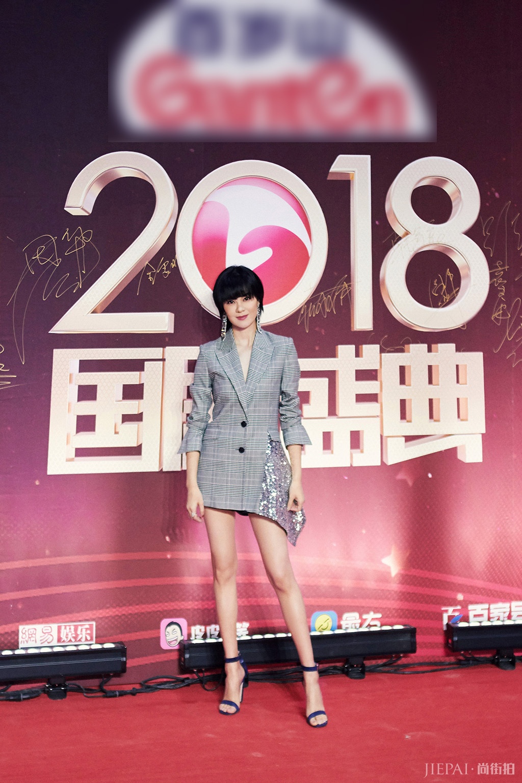 国剧红毯造型，佘诗曼、吴谨言大冬天秀美背，秦岚冷得缩起脖子！