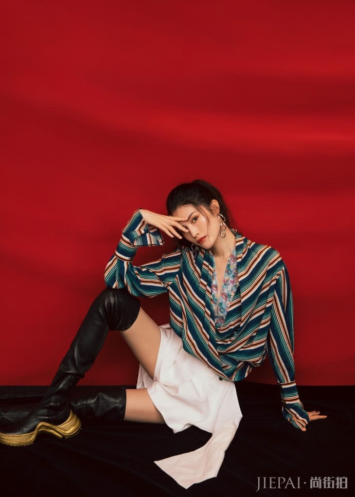 何穗穿针织衫搭紧身裤就能又帅又美