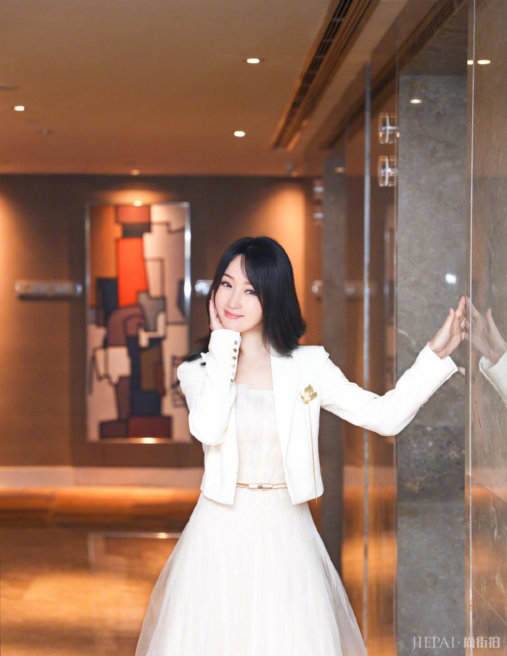 杨钰莹一袭白色连衣裙美成仙女样,少女感爆棚