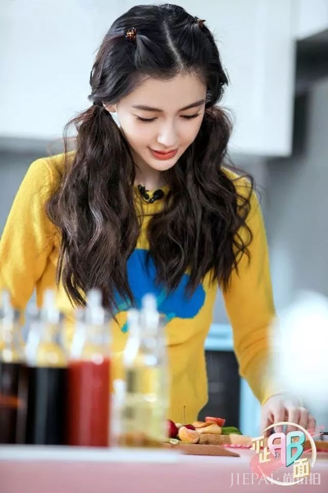 杨颖印花毛衣+双马尾清新减龄,好可爱