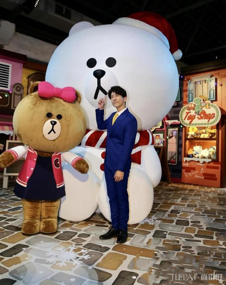 修杰楷出席活动，穿宝蓝色西装帅气有范，奶爸亲和力满分