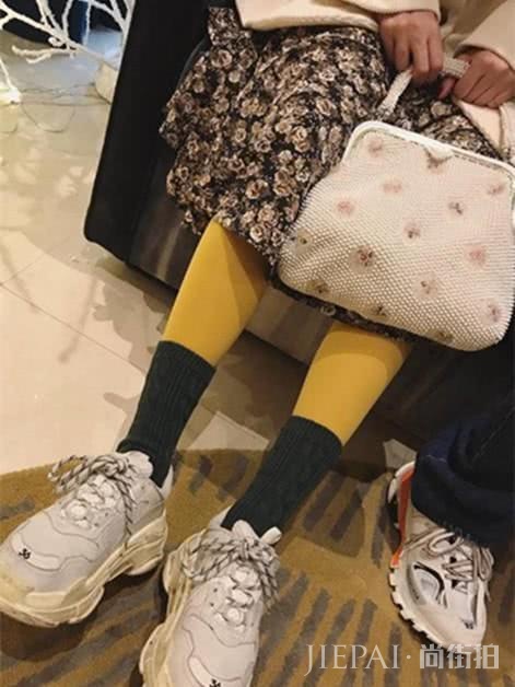 金泫雅ins晒私服穿黄色打底裤,搭配的好有个性