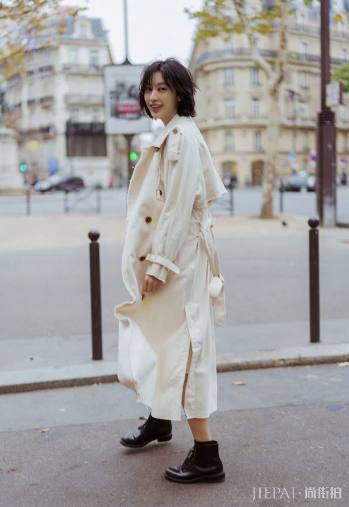 张俪剪短发搭配连衣裙气场开挂,重新美回20岁