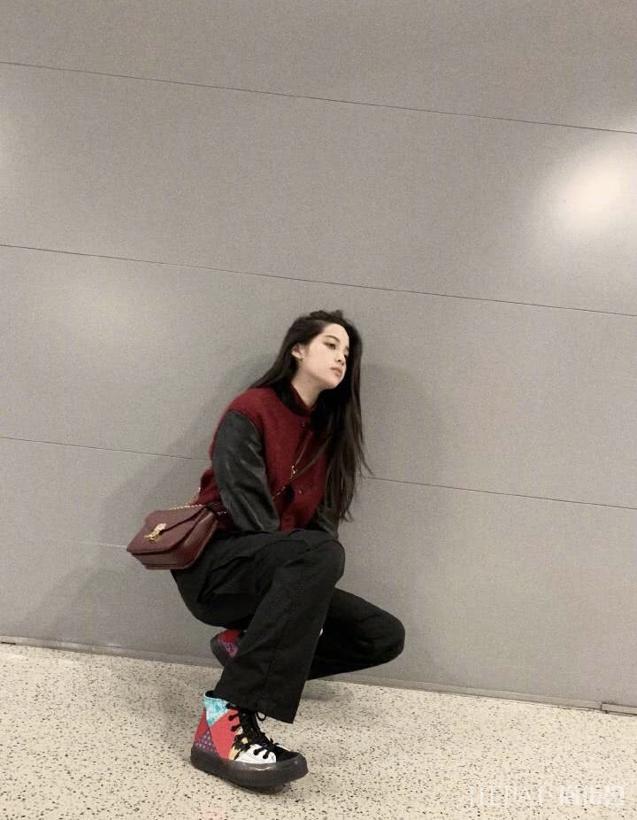 欧阳娜娜穿着皮衣配黑裤,秒变“摇滚女孩”