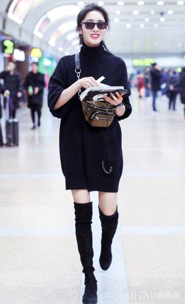 王紫璇把毛衣当裙穿，秀出的“鸵鸟腿”才牛