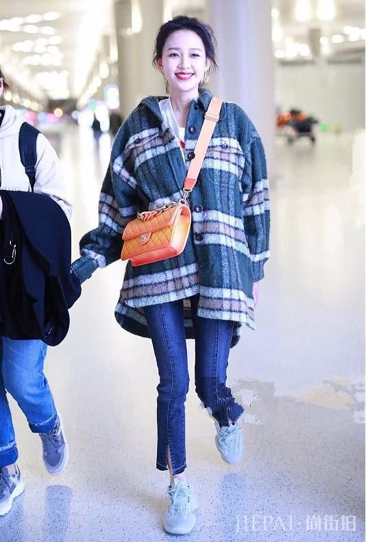 辣妈孙怡机场笑容灿烂,筷子腿精是你吗?