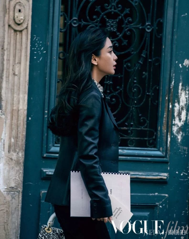 Angelababy演绎《巴黎奇遇》:陌生街头的柳暗花明