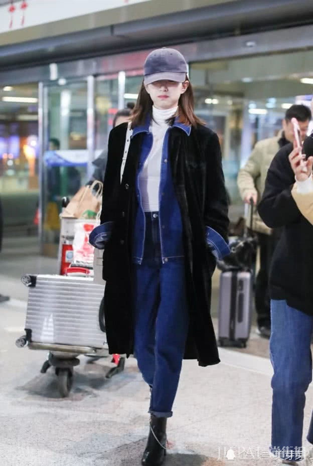 冬季叠穿搭配怎样既不臃肿又好看？像她们这样内搭就很好