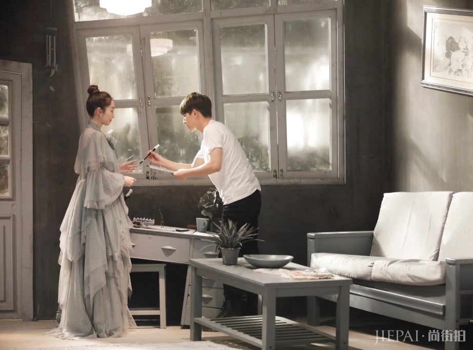 蒋梦婕无修图曝光,脸部僵硬白到发亮