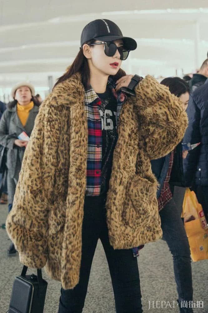 戚薇再次穿上豹纹大衣,气场全开,时髦如开挂!