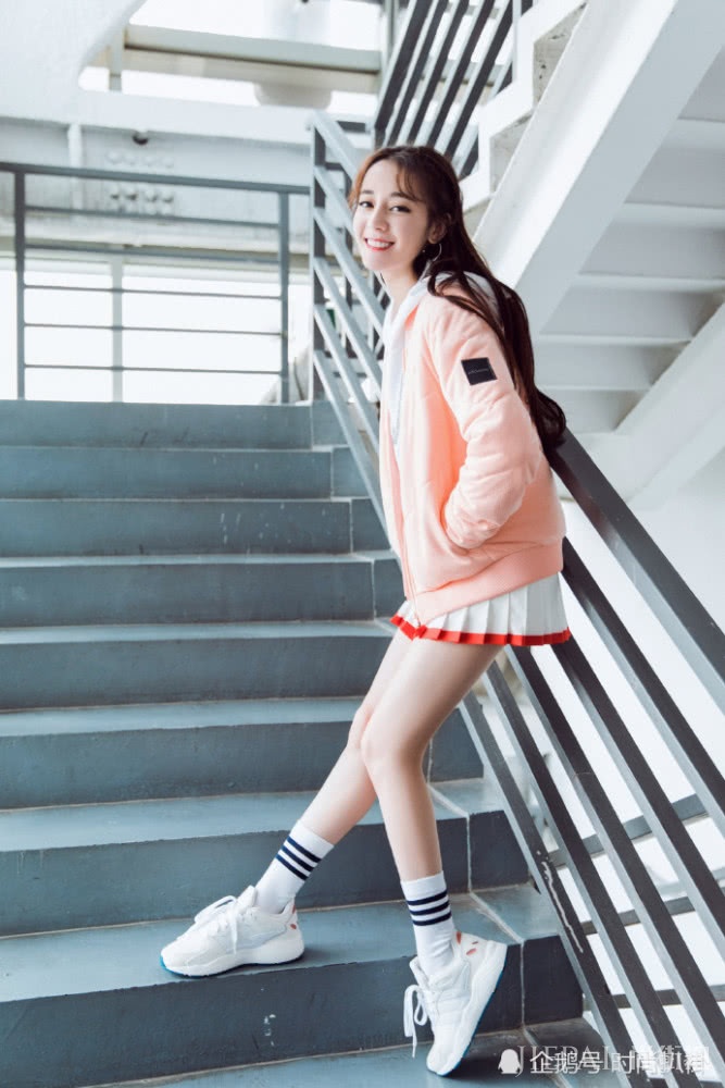 热巴和娜扎的冬日穿搭，一个比一个穿的少，圈粉无数