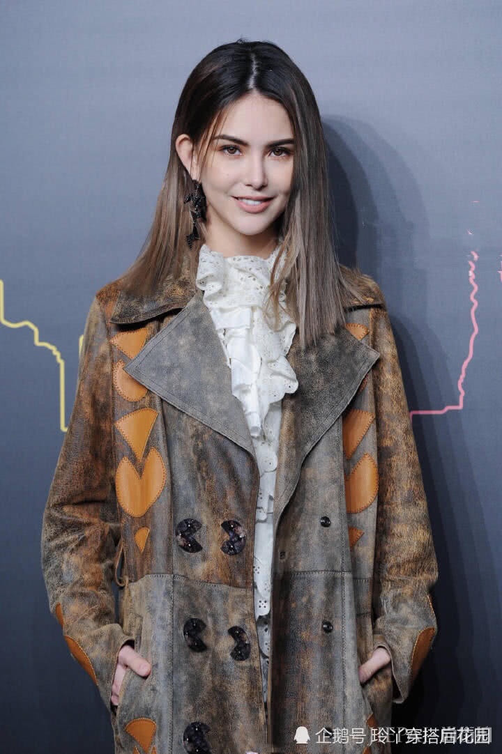 昆凌现身蔻驰秀场,风衣加短裤大秀长腿!大脚却亮了!