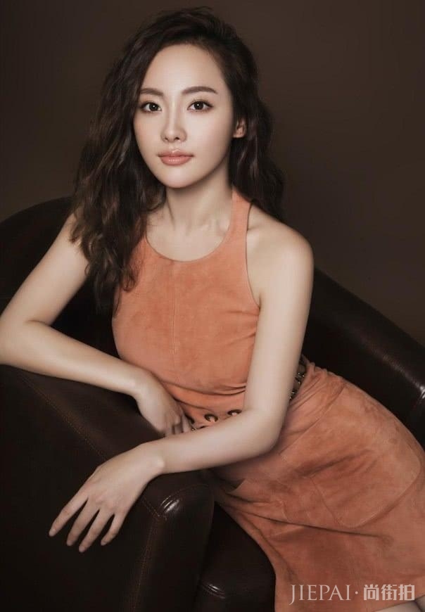 “琼女郎”张嘉倪秀巴掌腰