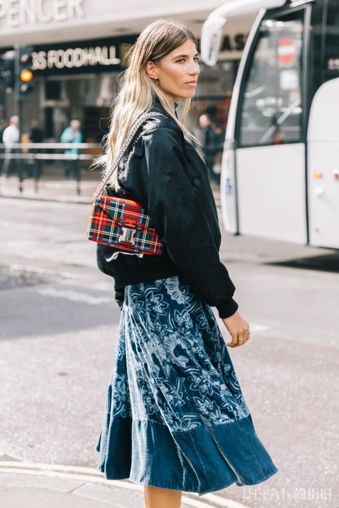 欧美街拍 看时尚潮女示范棉服的4种搭配方法，好看极了
