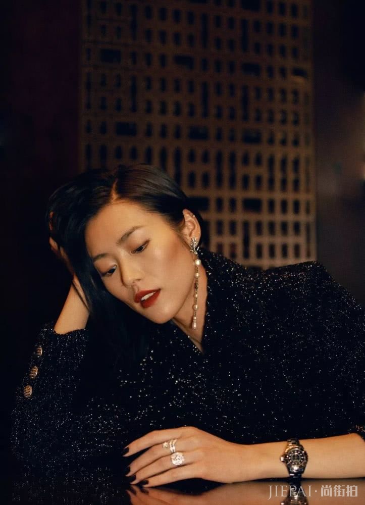 李冰冰如何在红毯中杀出重围？年会就看这件法宝了