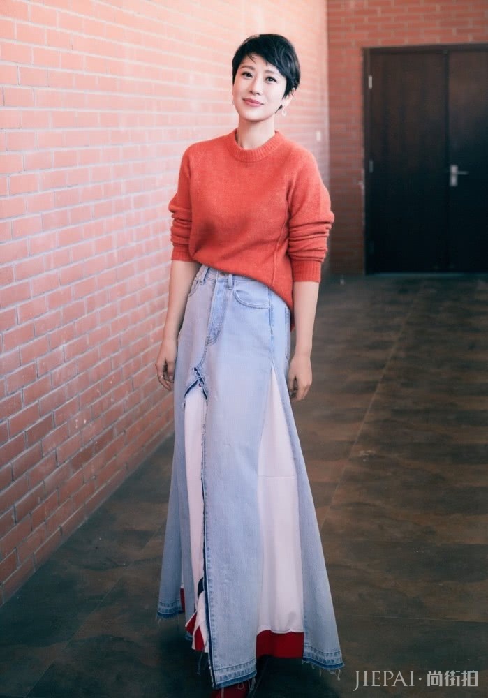 海清穿白色印花长裙 时尚又优雅